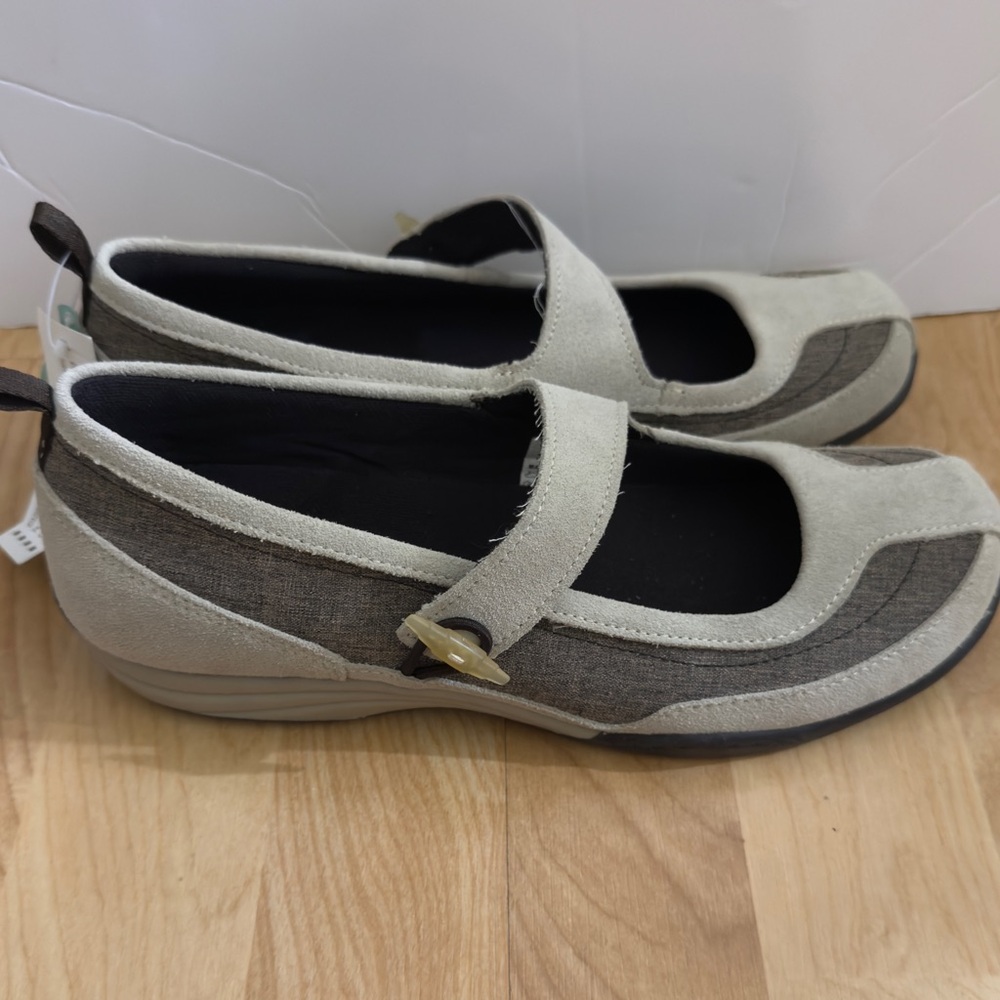 Lands End Mary Jane Trekker Comfort flat woman’s shoes 9 1/2 B NWT - Picture 2 of 16